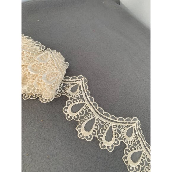 Vintage Ivory Vintage Lace Trim Scalloped Edging 3 yards 2.5" wide 1990s Sewing - Picture 5 of 6